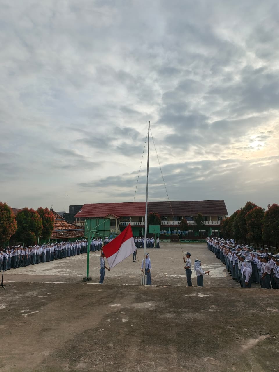 Upacara Bendera Setiap Hari Senin
